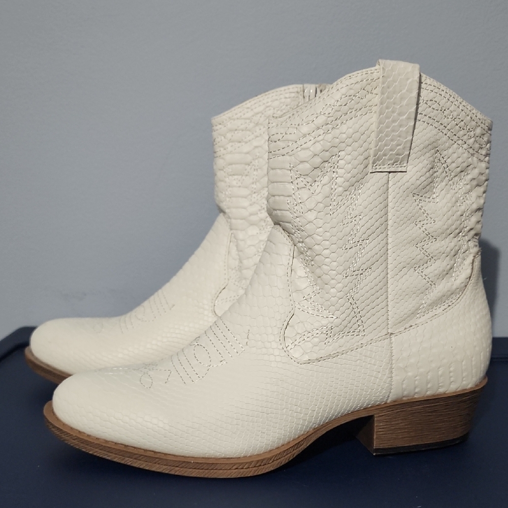 Coconuts by Matisse White Textured Ankle Booties